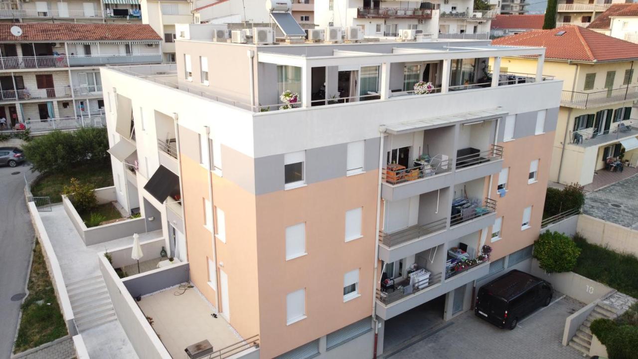 Cozy Apartment With Free Private Parking สปลิท ภายนอก รูปภาพ